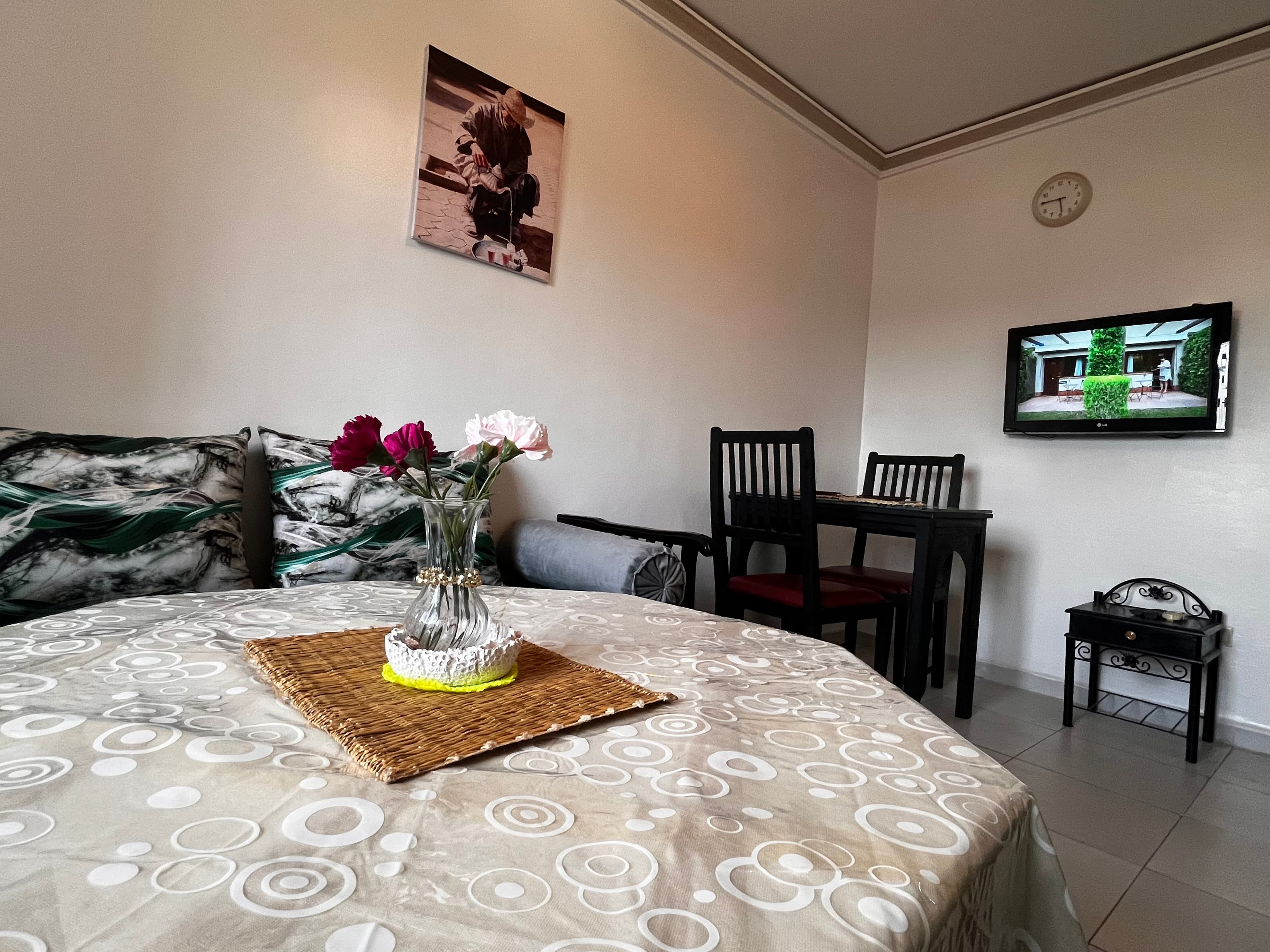 Bright private bedroom • 13 min to Medina (3/3)